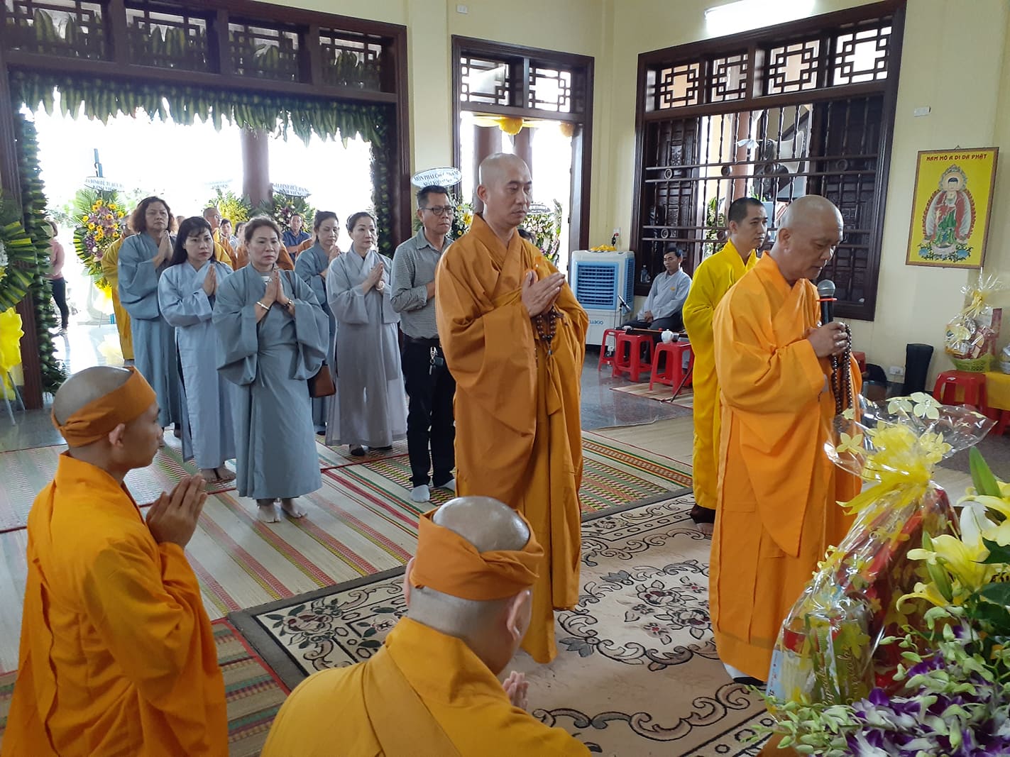 Ban TTXH Phật giáo tỉnh kính viếng tang lễ và thăm chư Tôn đức bị tai nạn.